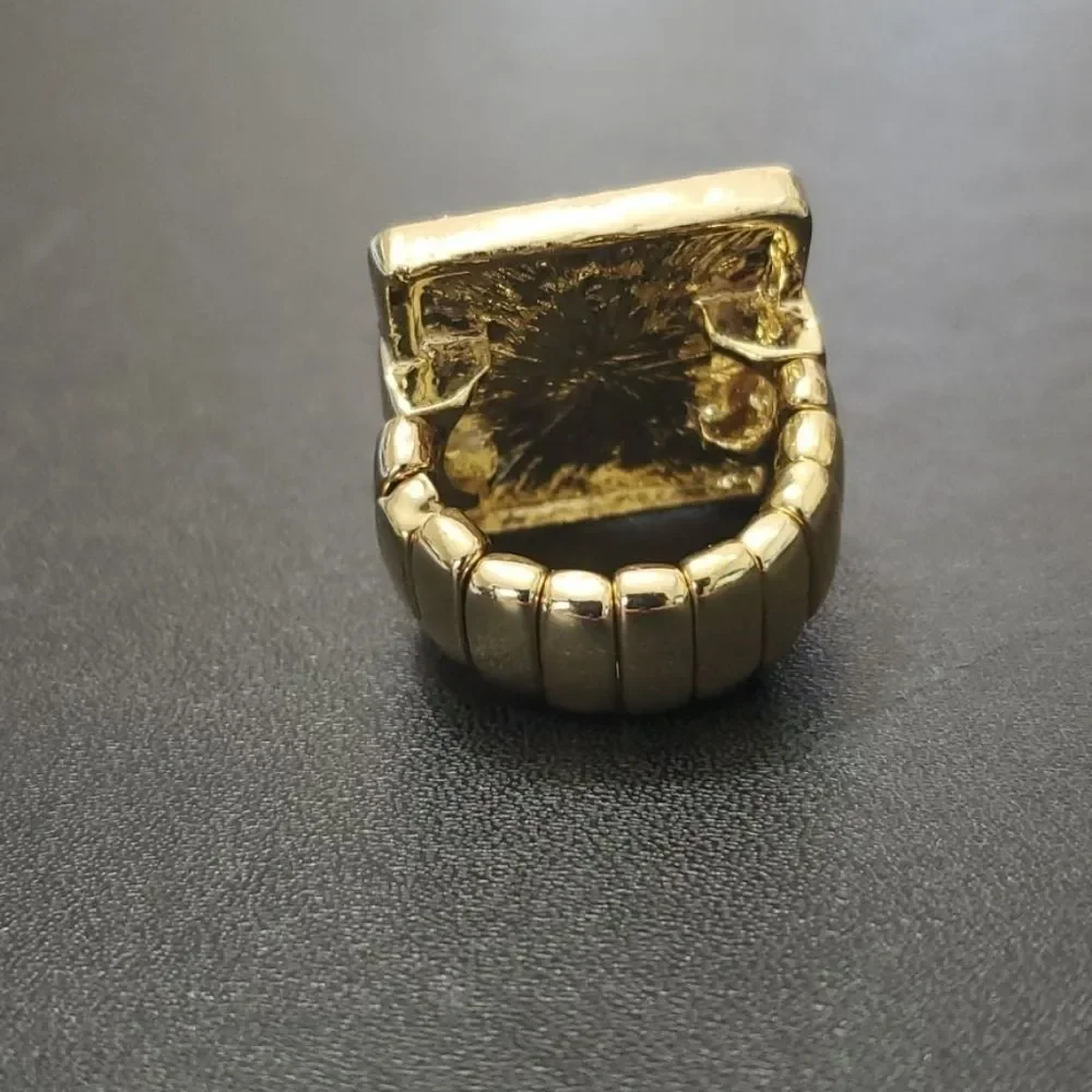 Letter P stretch ring